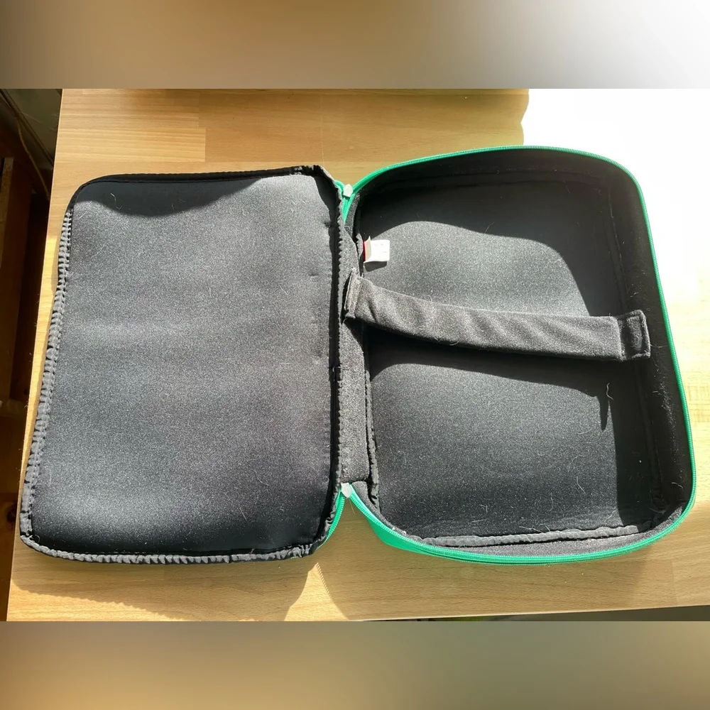 Golla Laptop Sleeve Case * 15 x 10.5 in * Green w/ Flower Design *